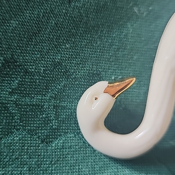 Vintage Lenox Swan with 24 karat gold embellishment on beak - Picture 3 of 4